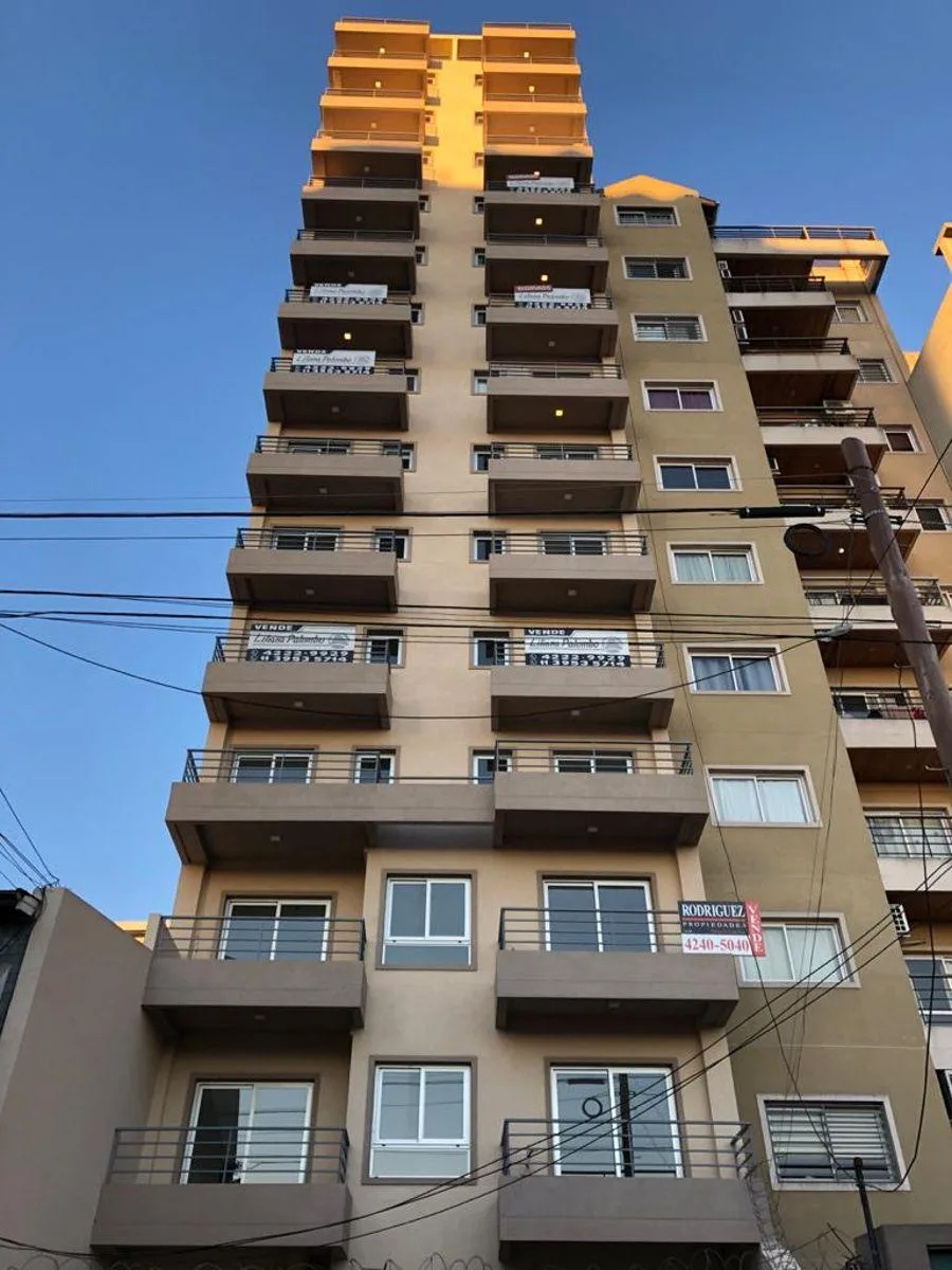 Apartamento de dois ambientes com varanda em Lanús
