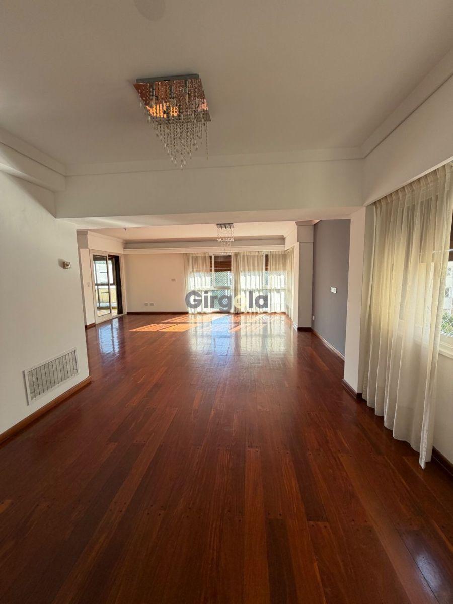 Квартира с 4 спальнями и 2 парковочными местами в Vicente López