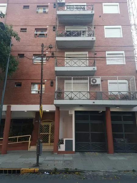 Departamento de 3 ambientes al frente en Barracas con balcón