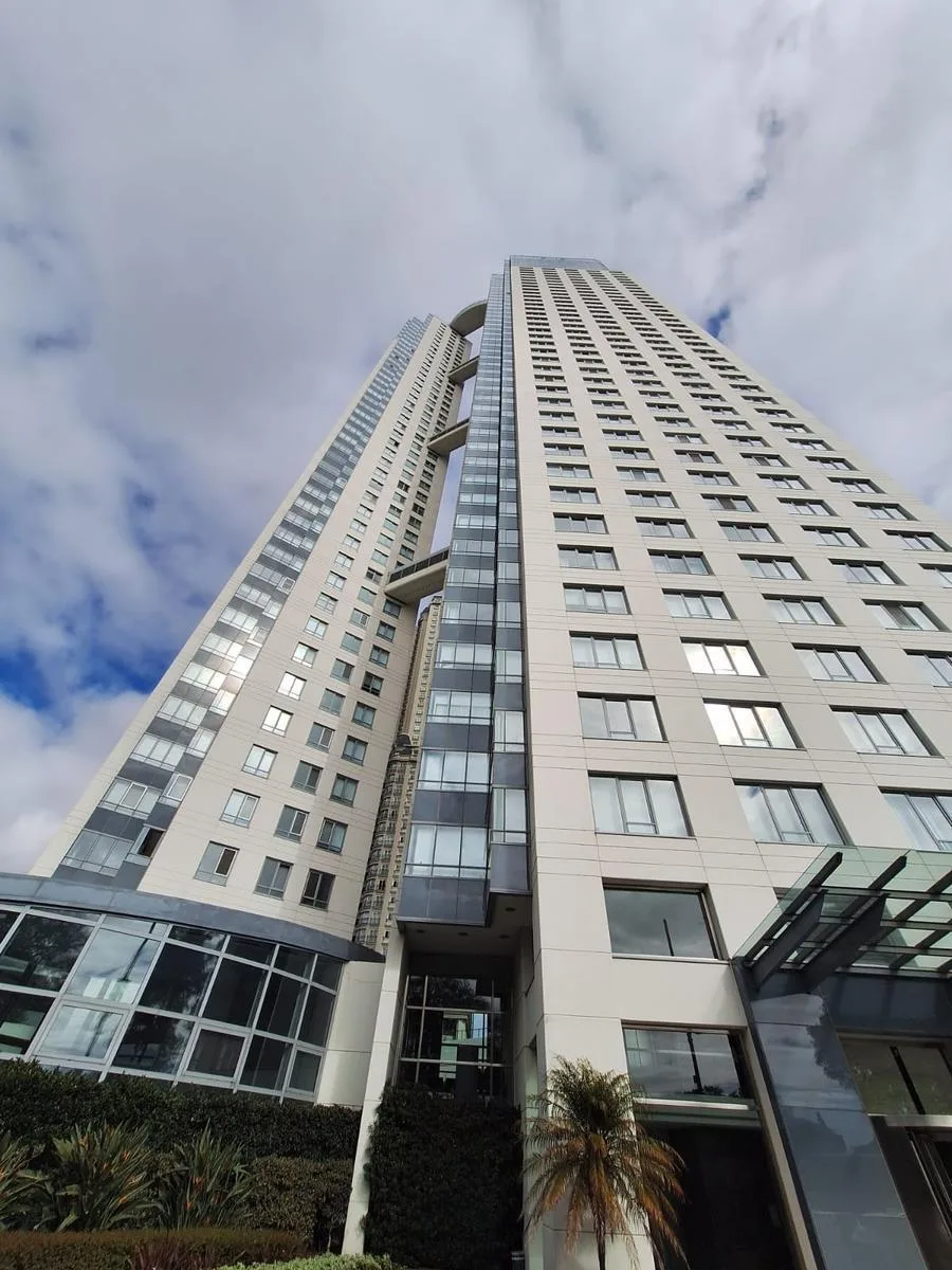 Semipiso de 4 ambientes con 3 dormitorios en suite y 3 cocheras en Puerto Madero