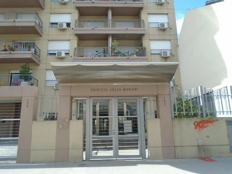 Two-room apartment with parking in Banfield Este