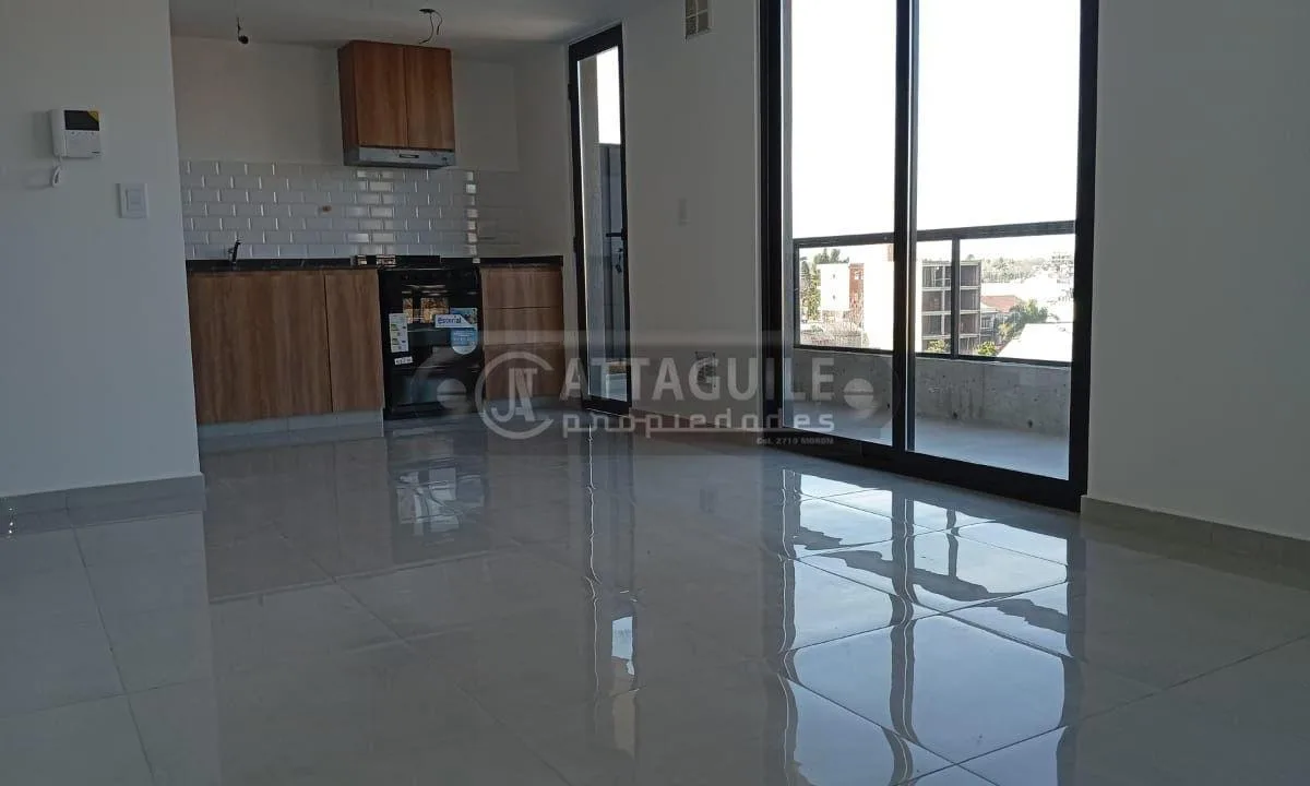 Apartamento de 2 ambientes novo com varanda em Ituzaingó