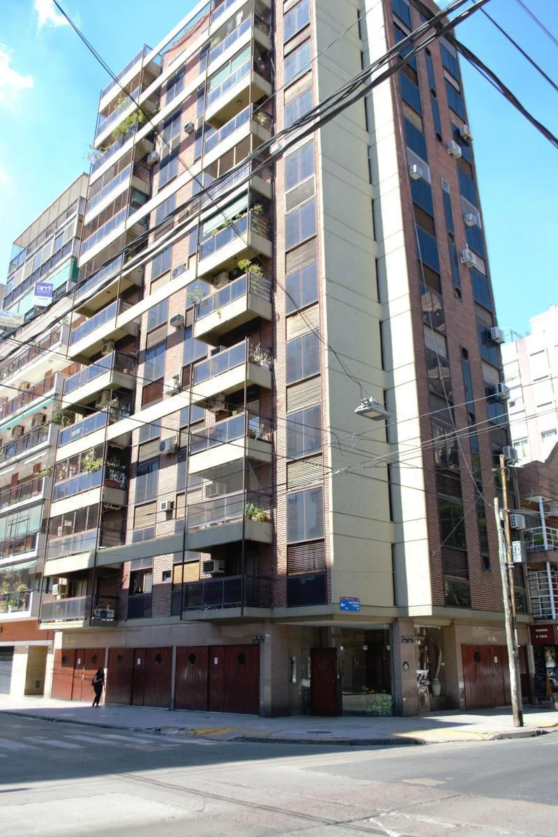 Apartamento de três dormitórios com vaga de garagem em Lanús
