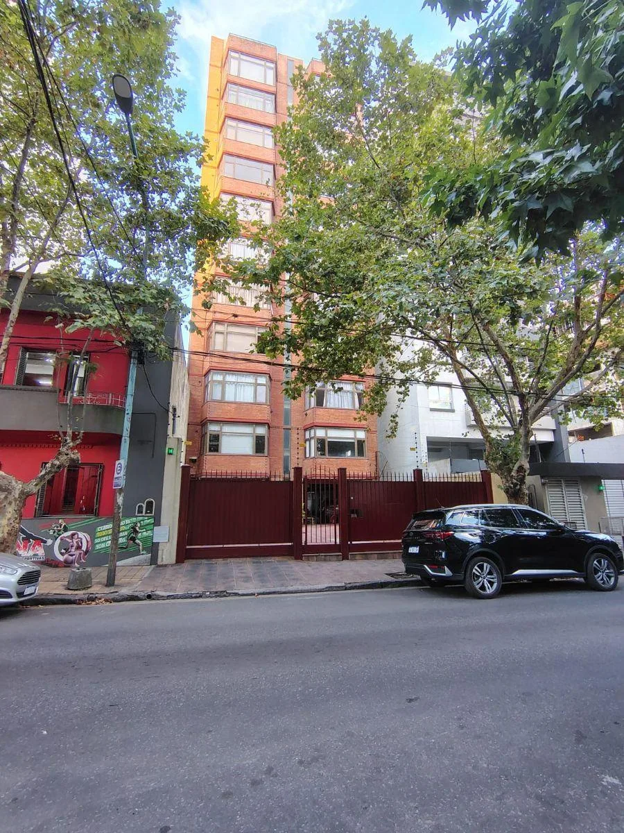 Apartamento de três ambientes com vaga de garagem fixa em Quilmes Centro