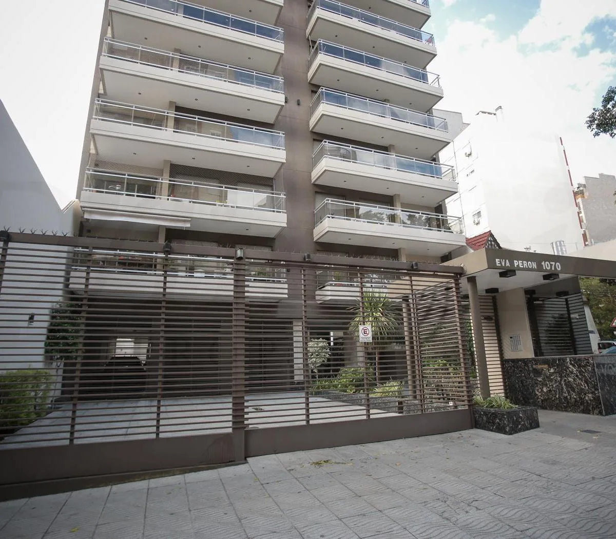 Monoambiente al contrafrente con balcón en Parque Chacabuco