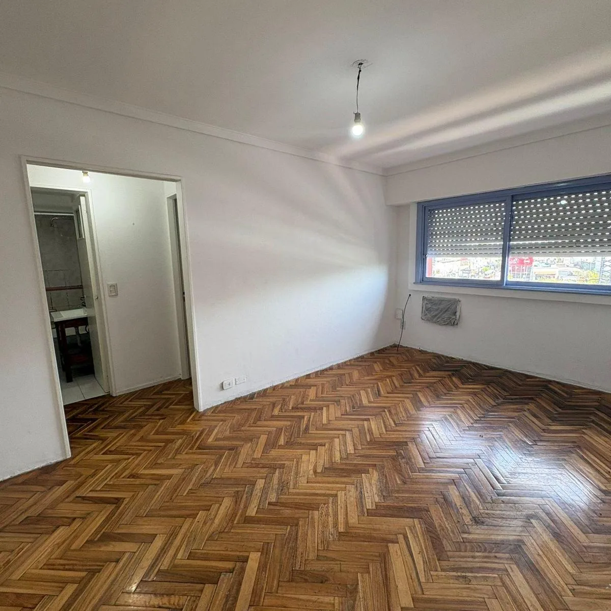 Apartamento de 2 ambientes para alugar em Lanús, de frente para a estação
