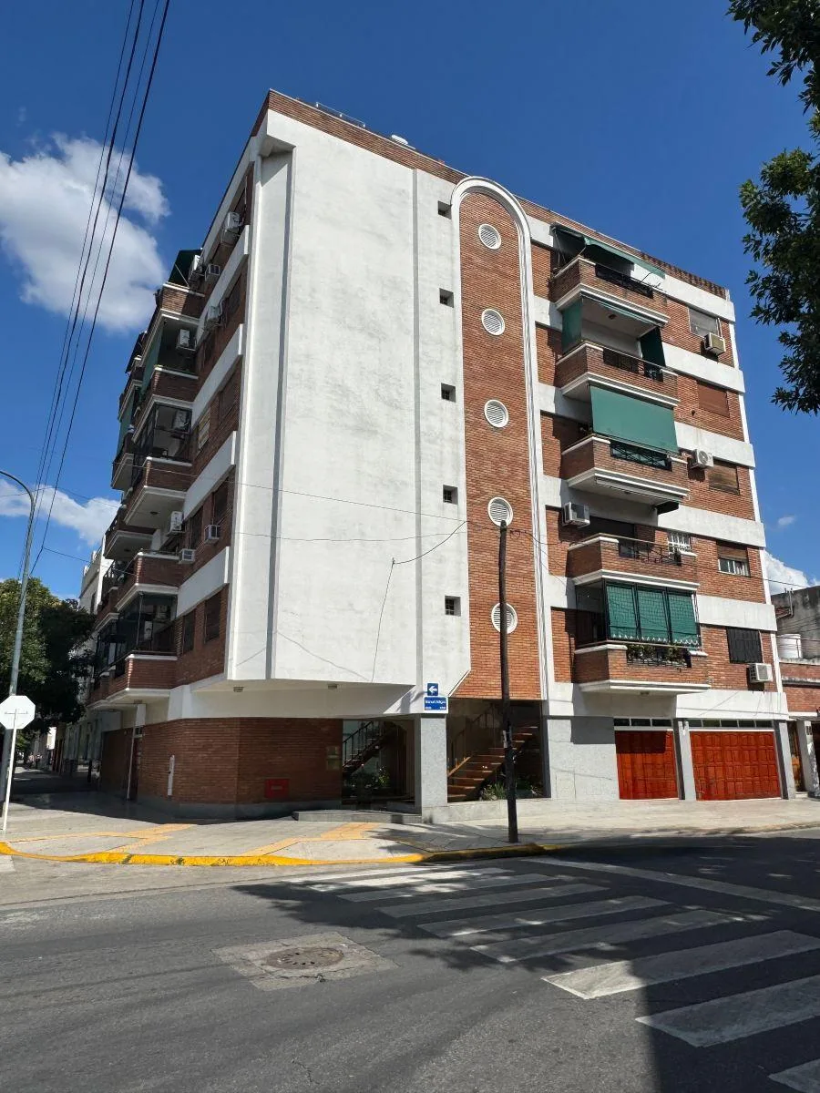 Apartamento de dois ambientes com varanda em Mataderos