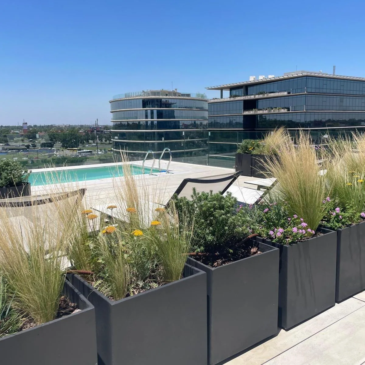 Unfurnished studio apartment with parking in Victoria