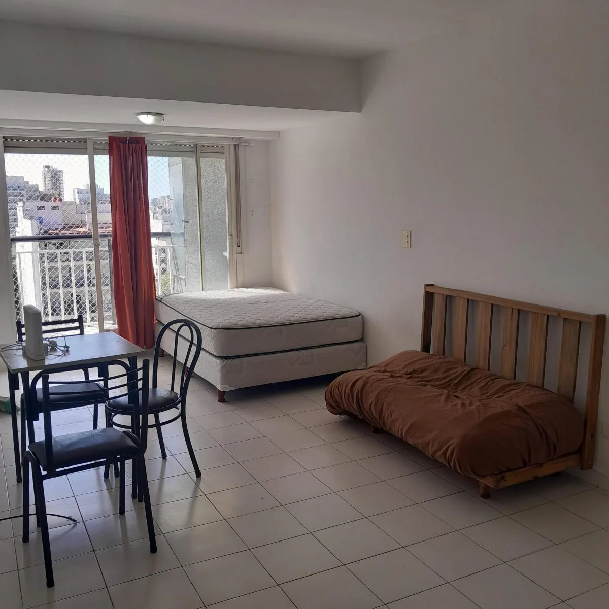 Квартира-студия с отдельной кухней и балконом в Flores