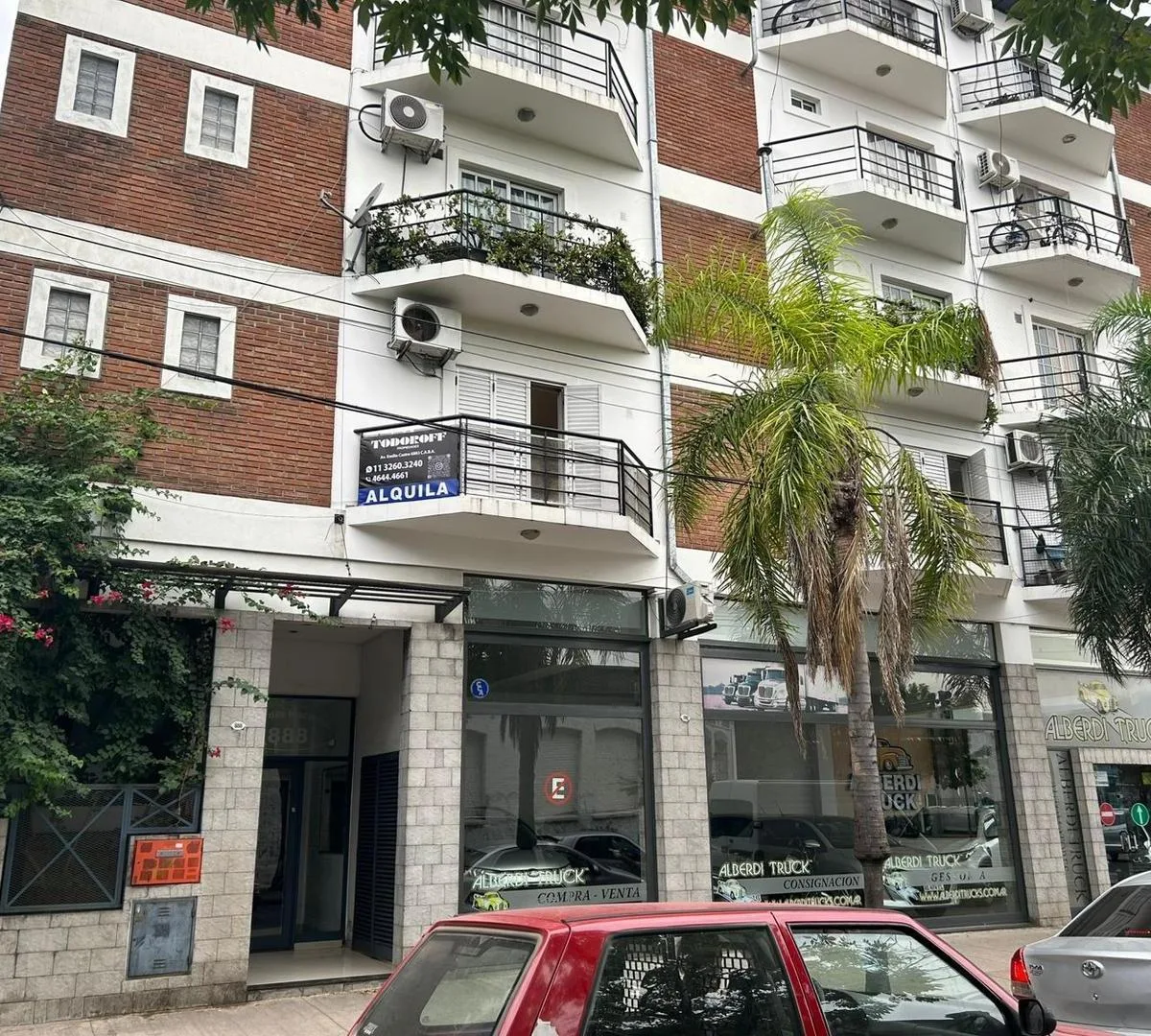 Apartamento de dois ambientes no 1º andar de frente em Mataderos