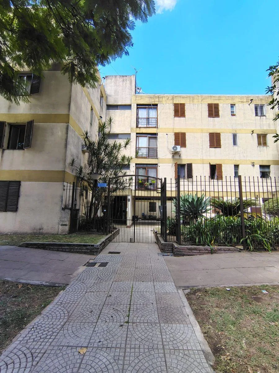 Квартира с 3 комнатами в Quilmes Oeste, в районе Sanatorio Urquiza