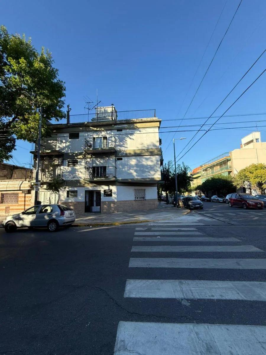 Apartamento de dois ambientes com varanda em Liniers