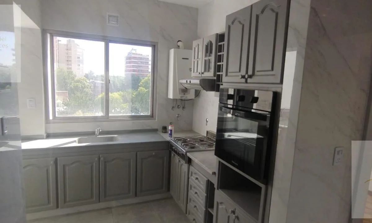 Departamento de 4 ambientes con cochera en Olivos