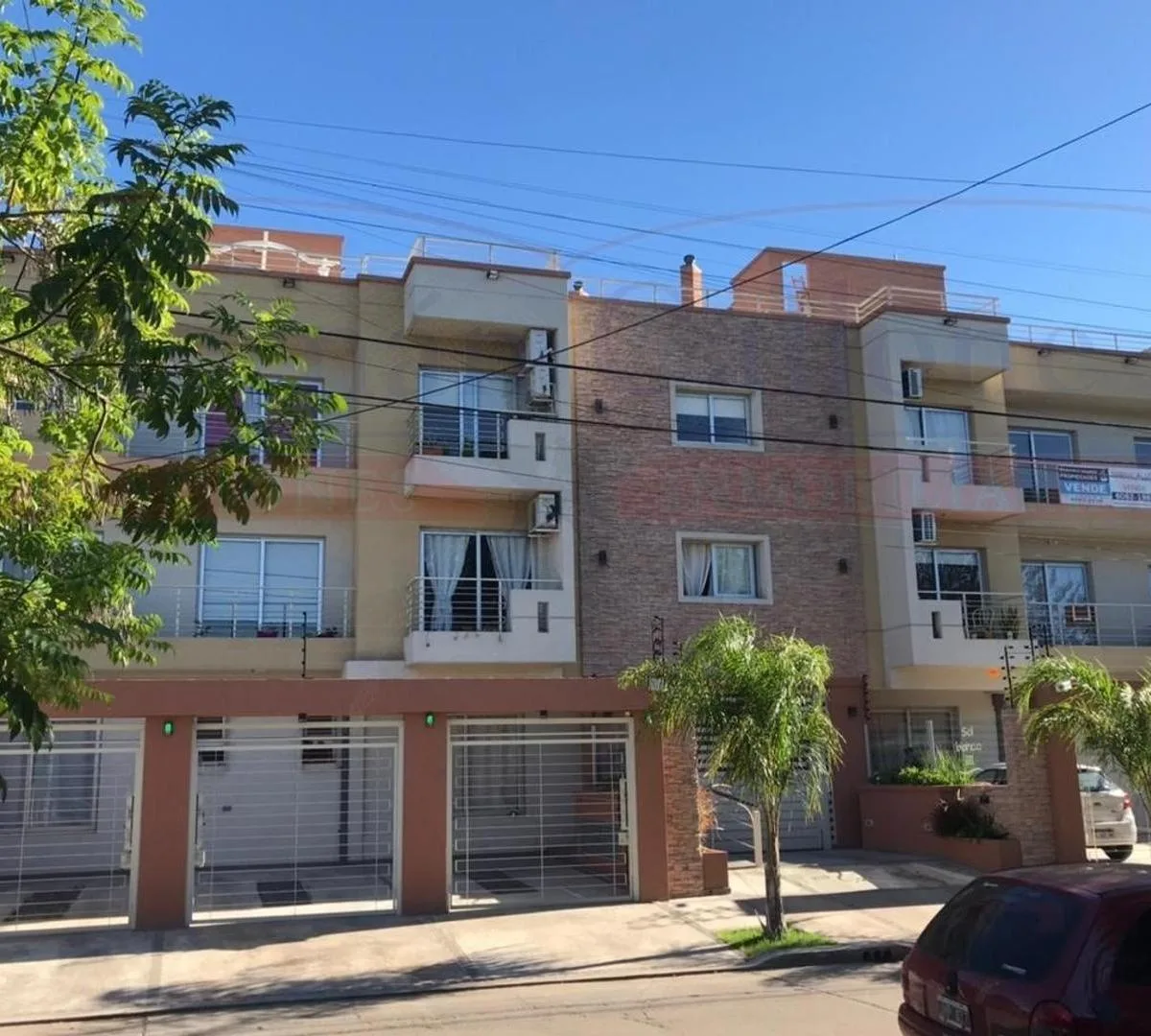 Studio apartment with patio and parking in Morón