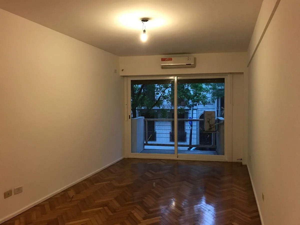 Apartamento de três ambientes com varanda e vista para a rua em Palermo