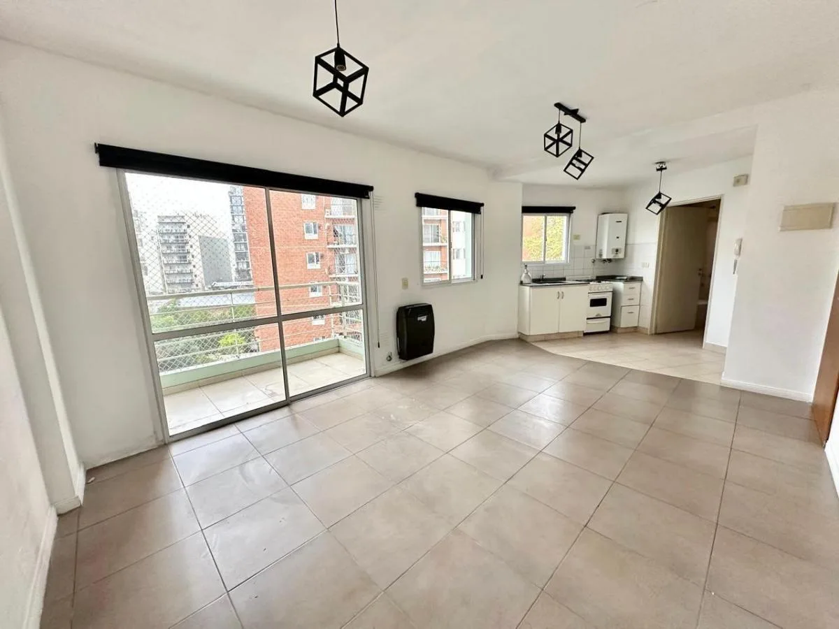 Kitnet de fundos com varanda para alugar em Villa Crespo