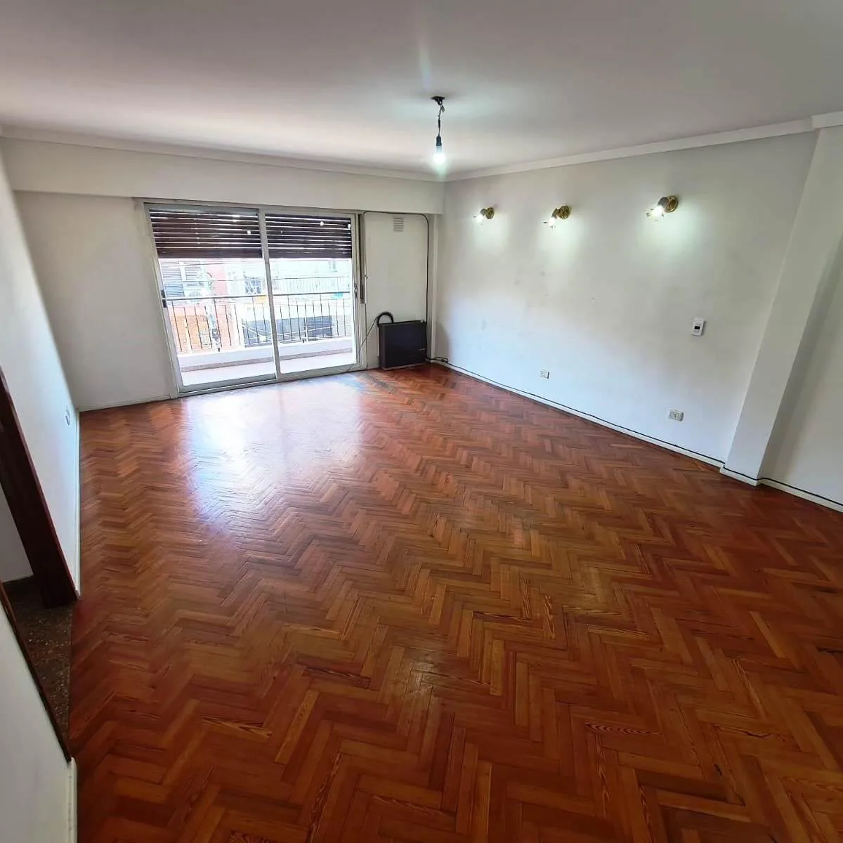 Apartamento semimeio de três ambientes com 2 dormitórios em Lanús Oeste