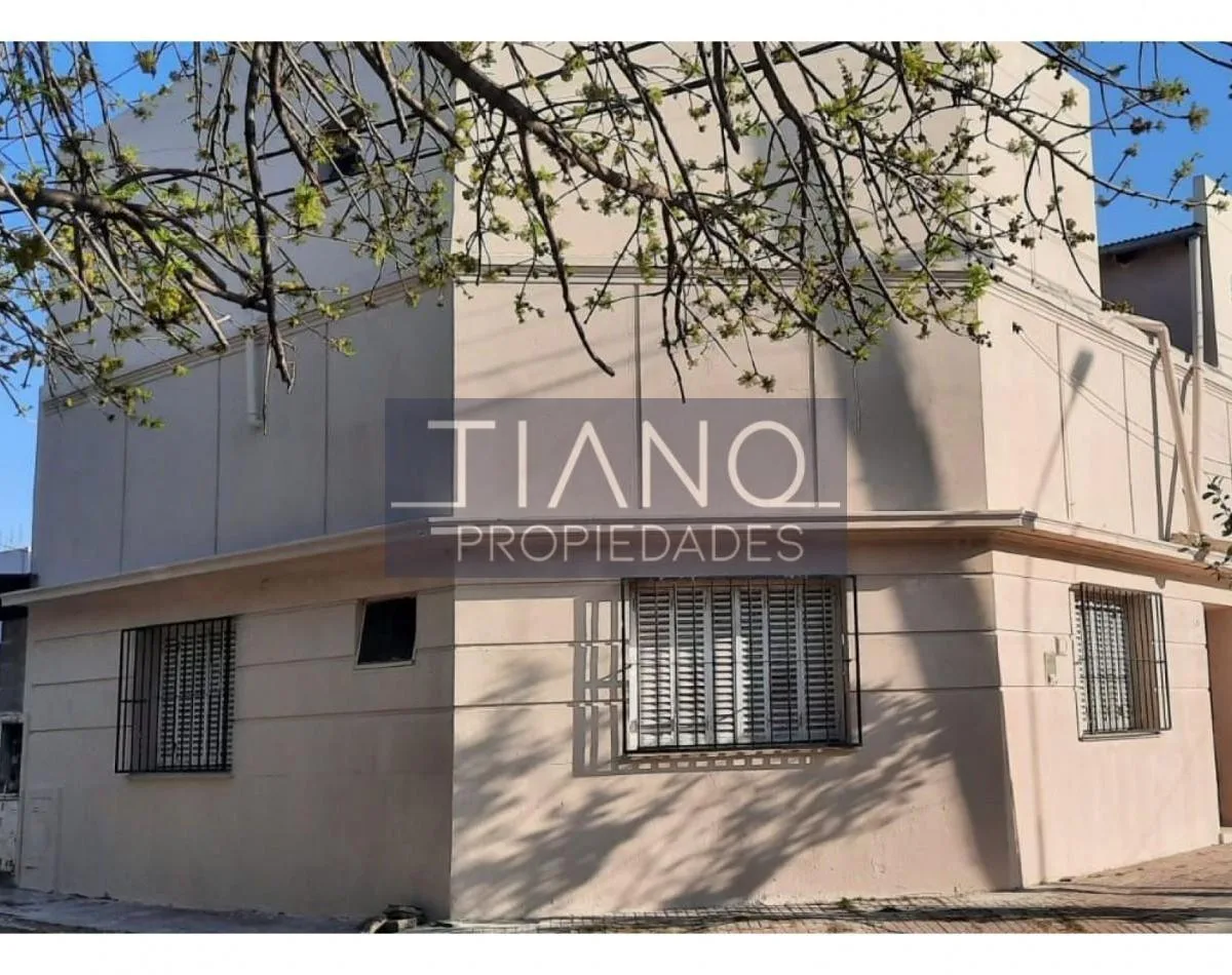 Three-room PH at the front in Lanús
