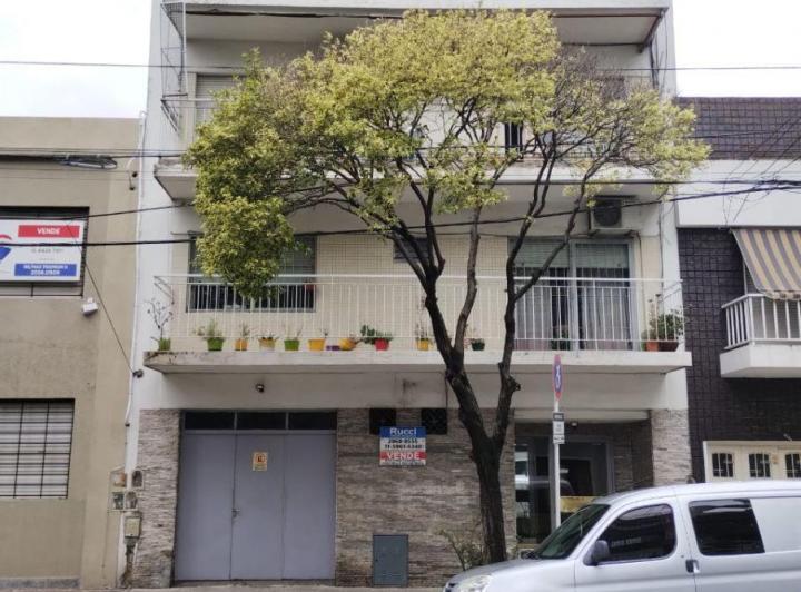 Departamento de 3 ambientes con balcón y cochera fija en Villa del Parque