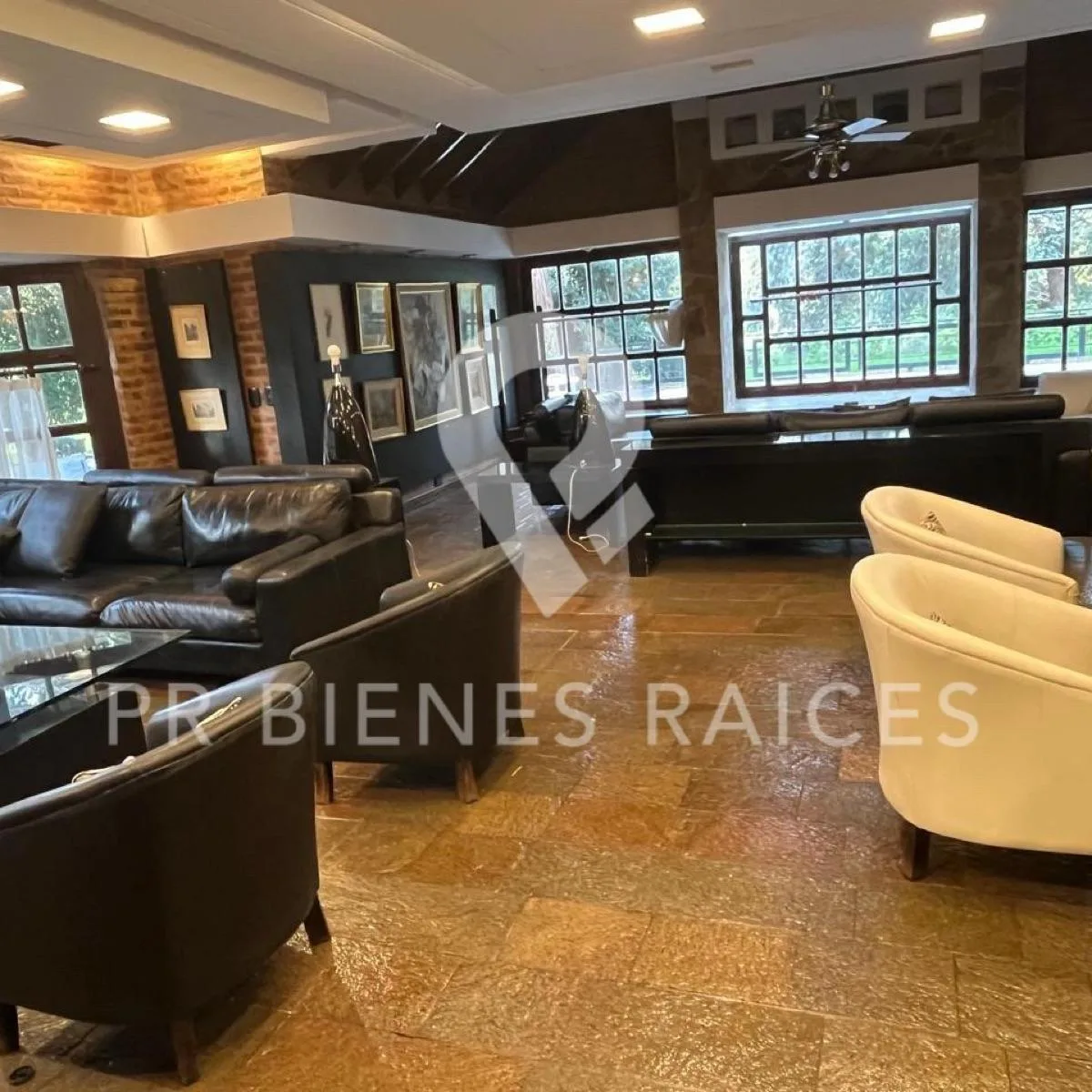 Casa em dois níveis com 3 suítes em Saint Thomas Norte