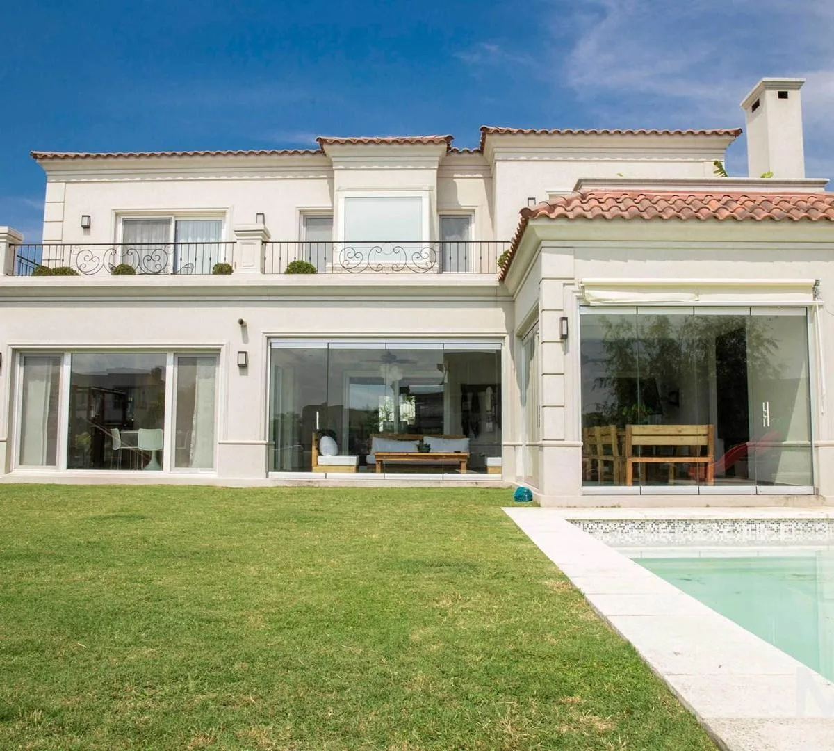 Furnished four-bedroom house on the lake in El Golf Nordelta (Tigre)