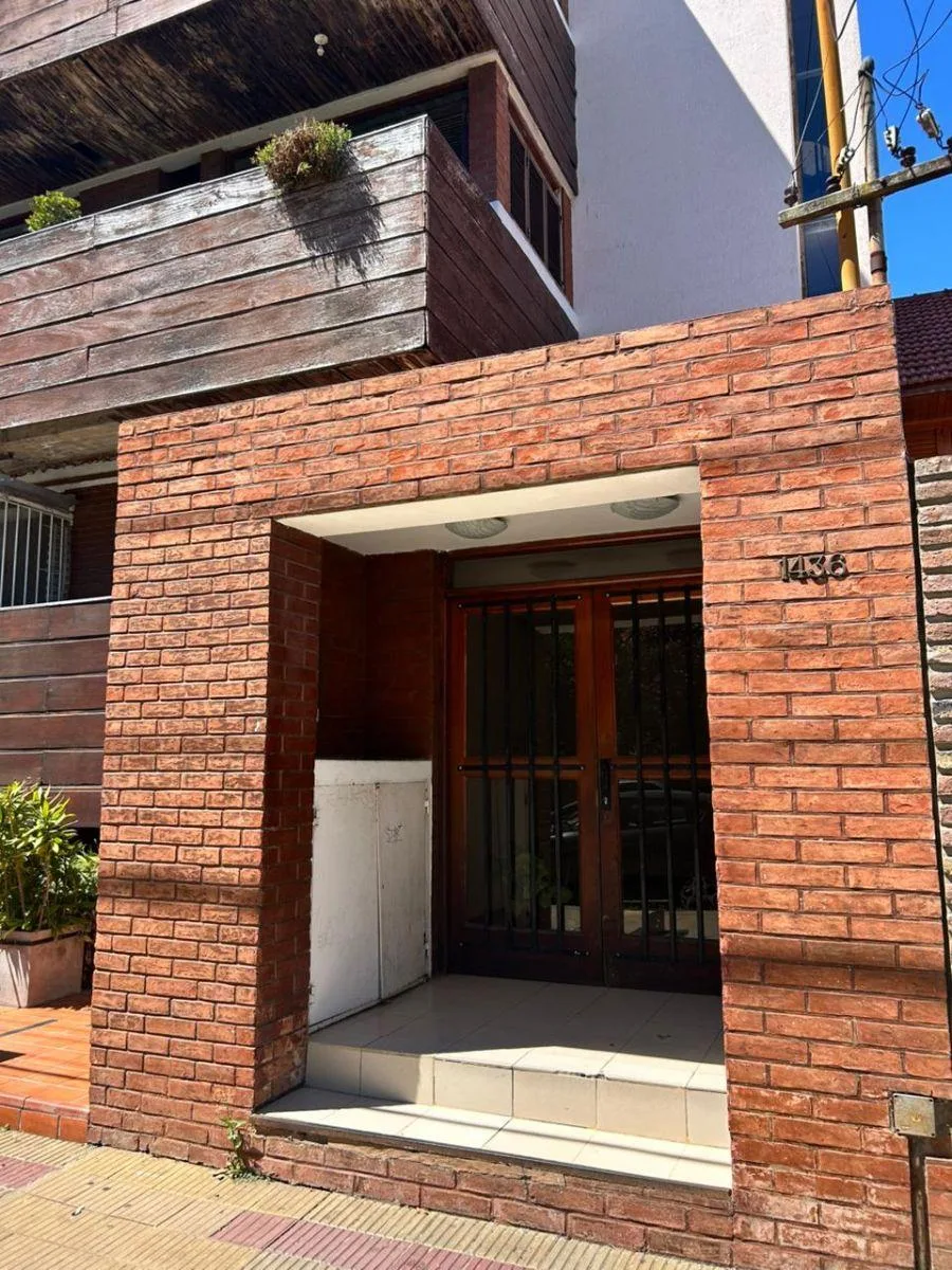 Apartamento de 2 dormitórios em La Plata, no 1º andar de fundos