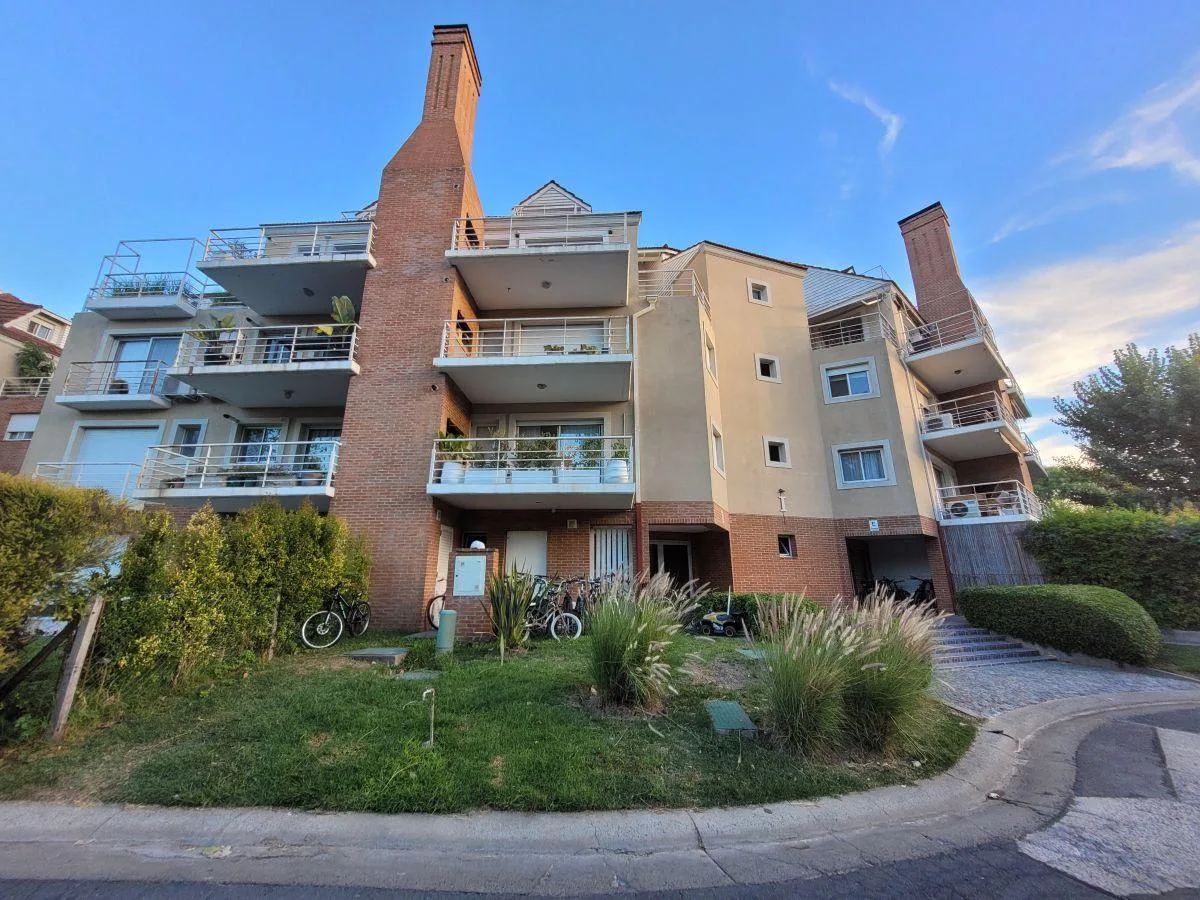 Departamento dúplex de 2 ambientes con cochera en Santa Bárbara