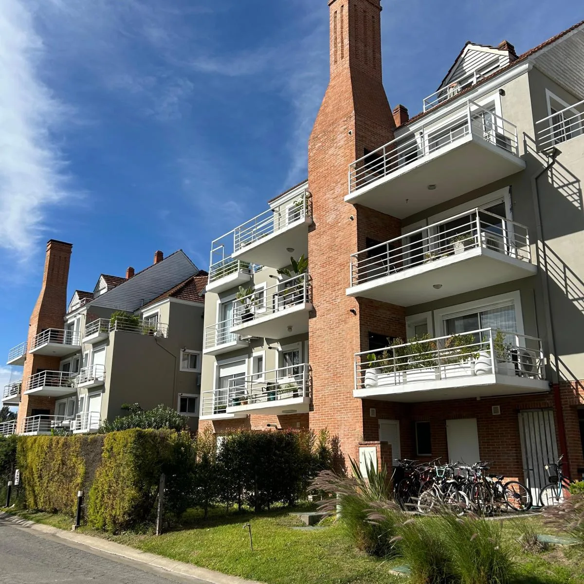 2 Amb en Dúplex Muy Luminoso, Cochera, Balcones Aterrazados con Parrilla