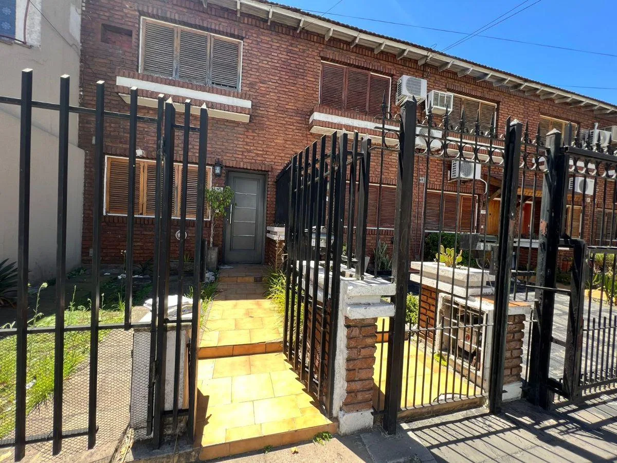 Duplex 2 quartos, pátio e vaga