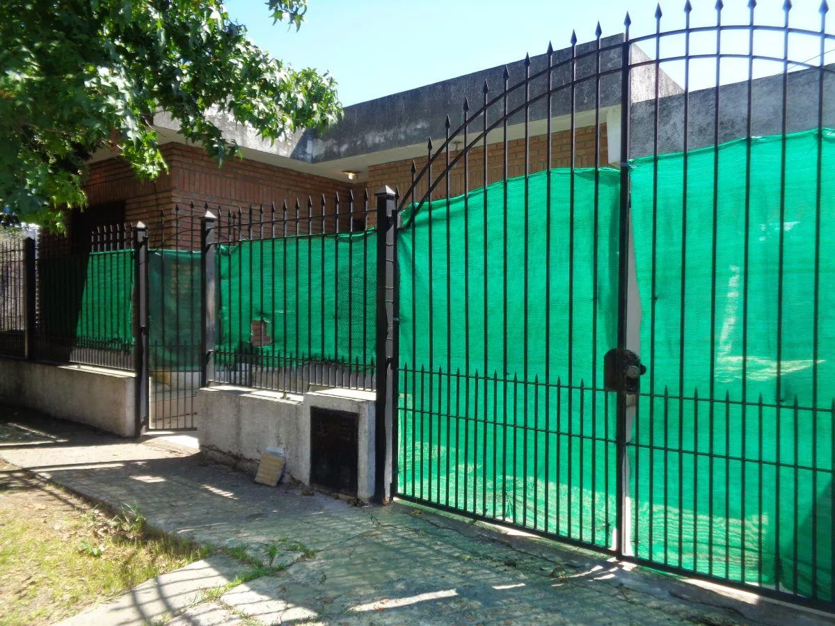 Alquiler de Casa en Burzaco: 3 Dorm. Patio, Garage 2 Autos, 2 Baños