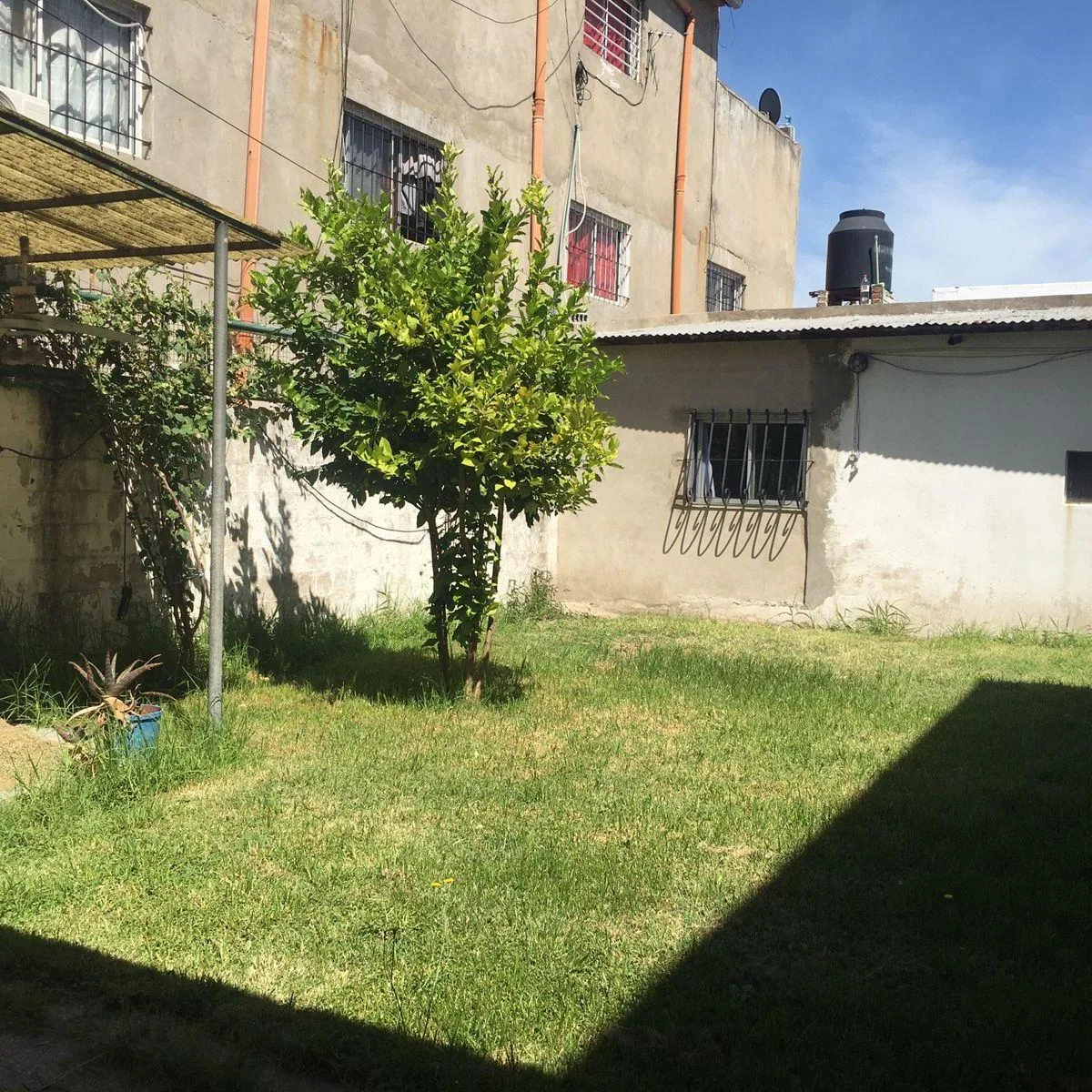 Квартира в формате дома с 1 спальней и садом в Avellaneda