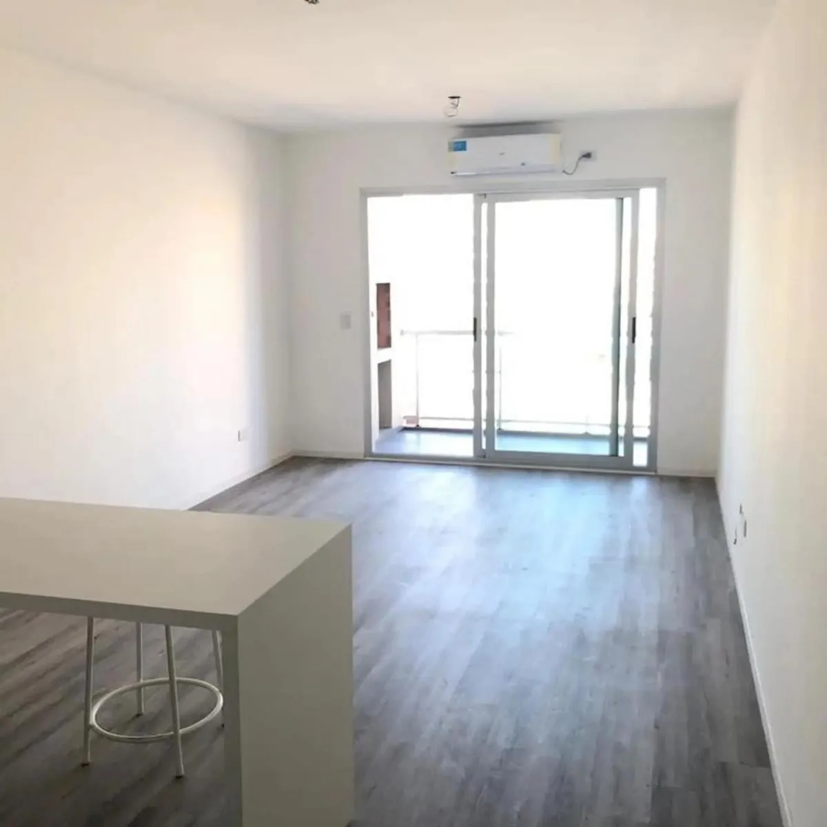 Kitnet de 1 ambiente com varanda e churrasqueira privativa em Villa Crespo