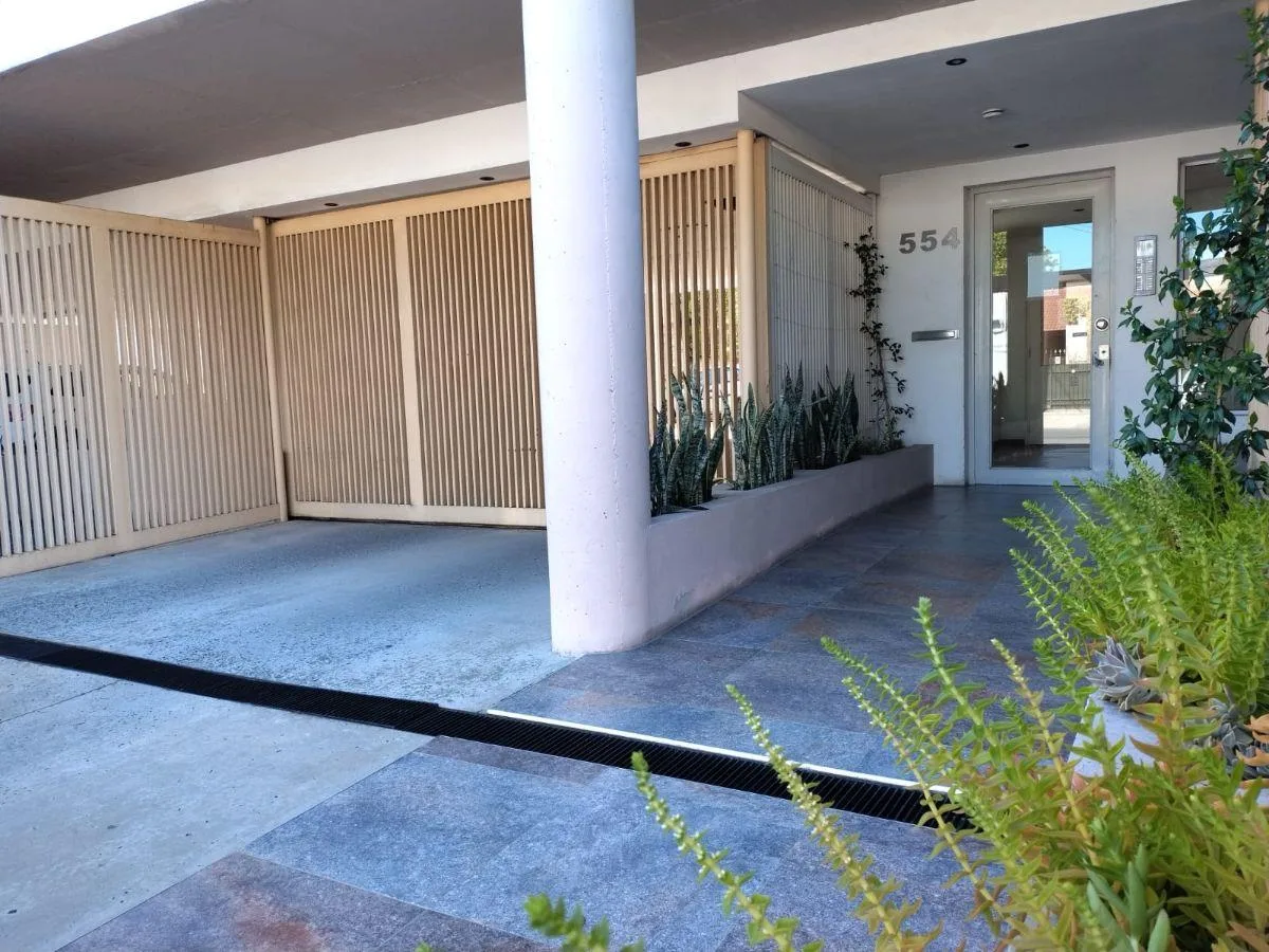 Kitnet mobiliada com varanda tipo francesa em Pilar Centro