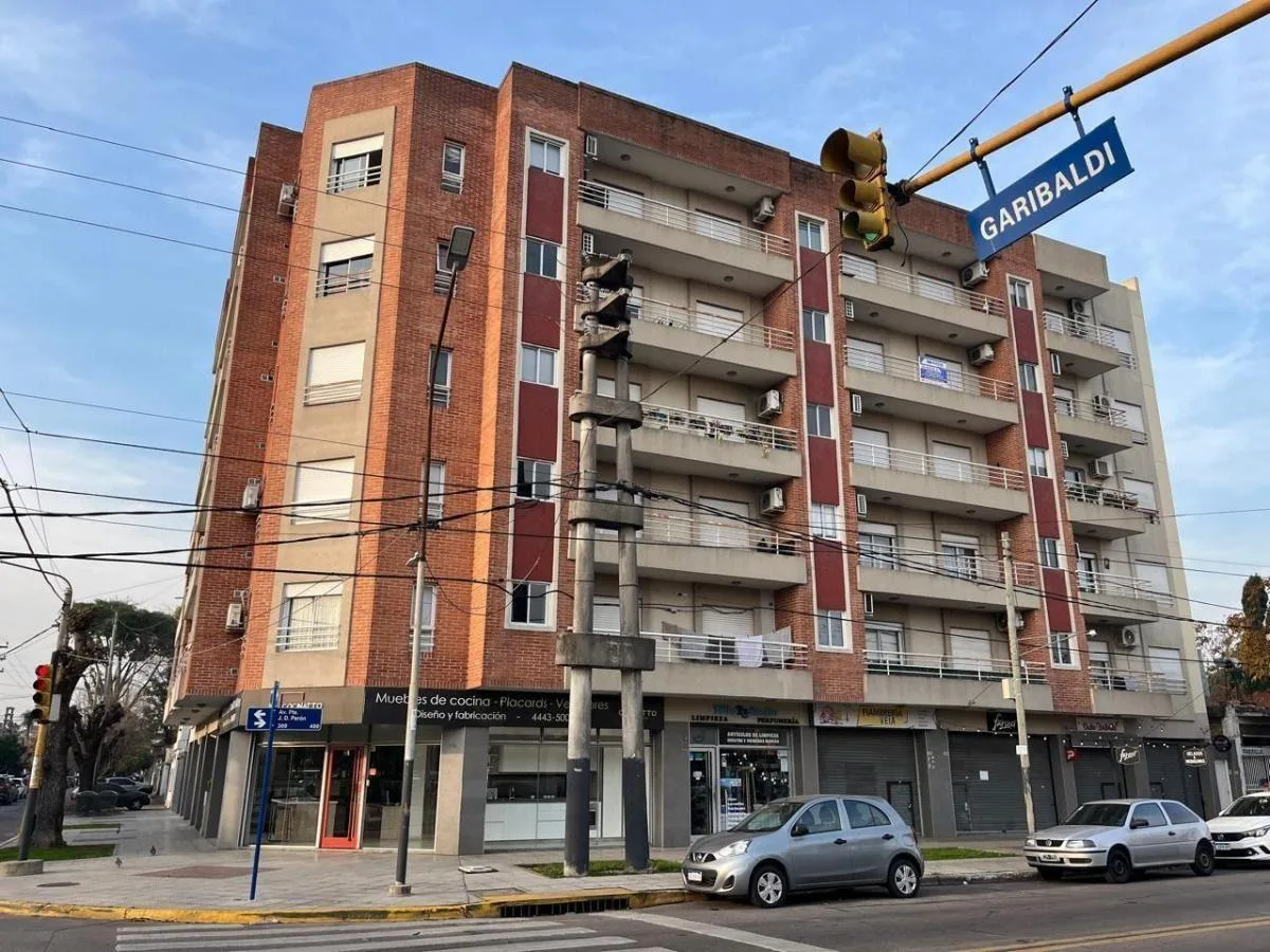 Apartamento de dois ambientes com varanda em Villa Luzuriaga