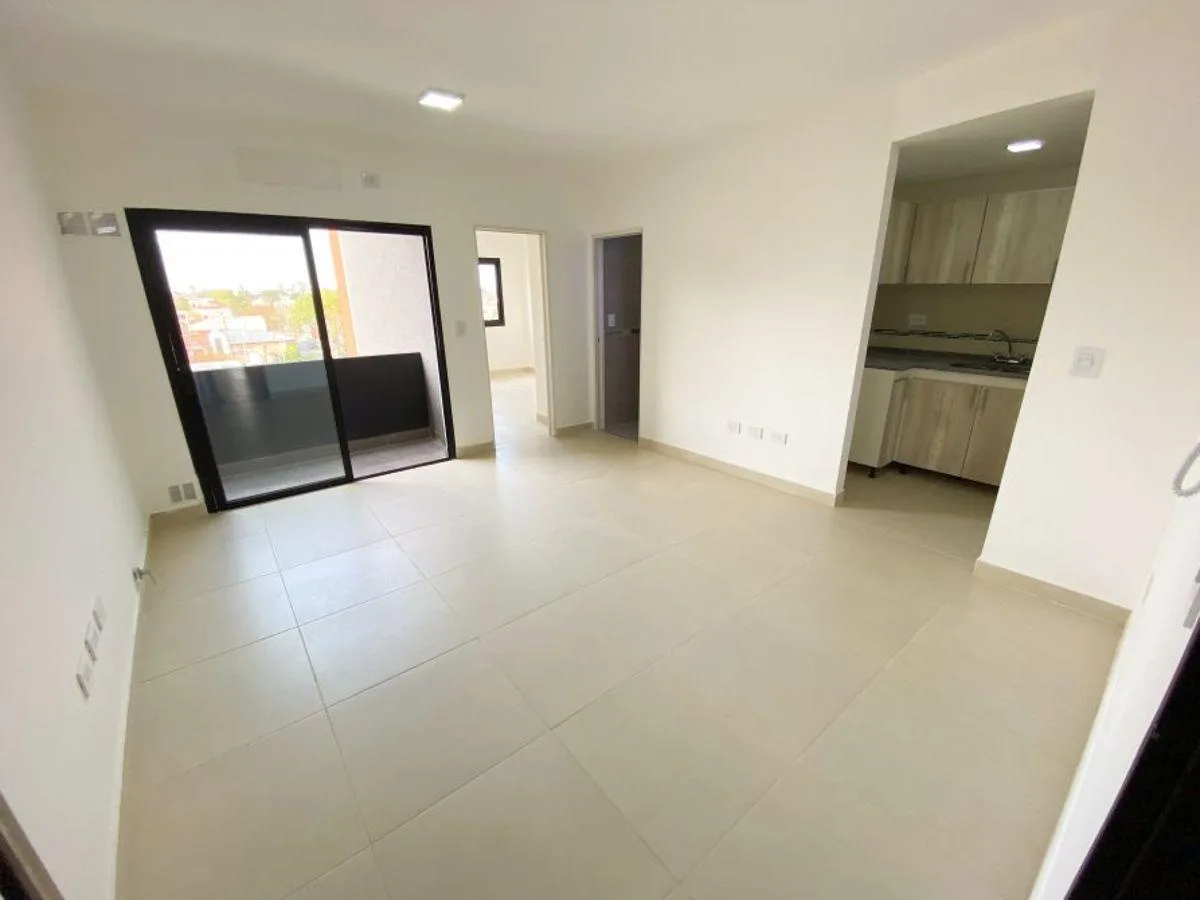 Apartamento de 2 ambientes com varanda e vaga de garagem opcional em Lanús Centro