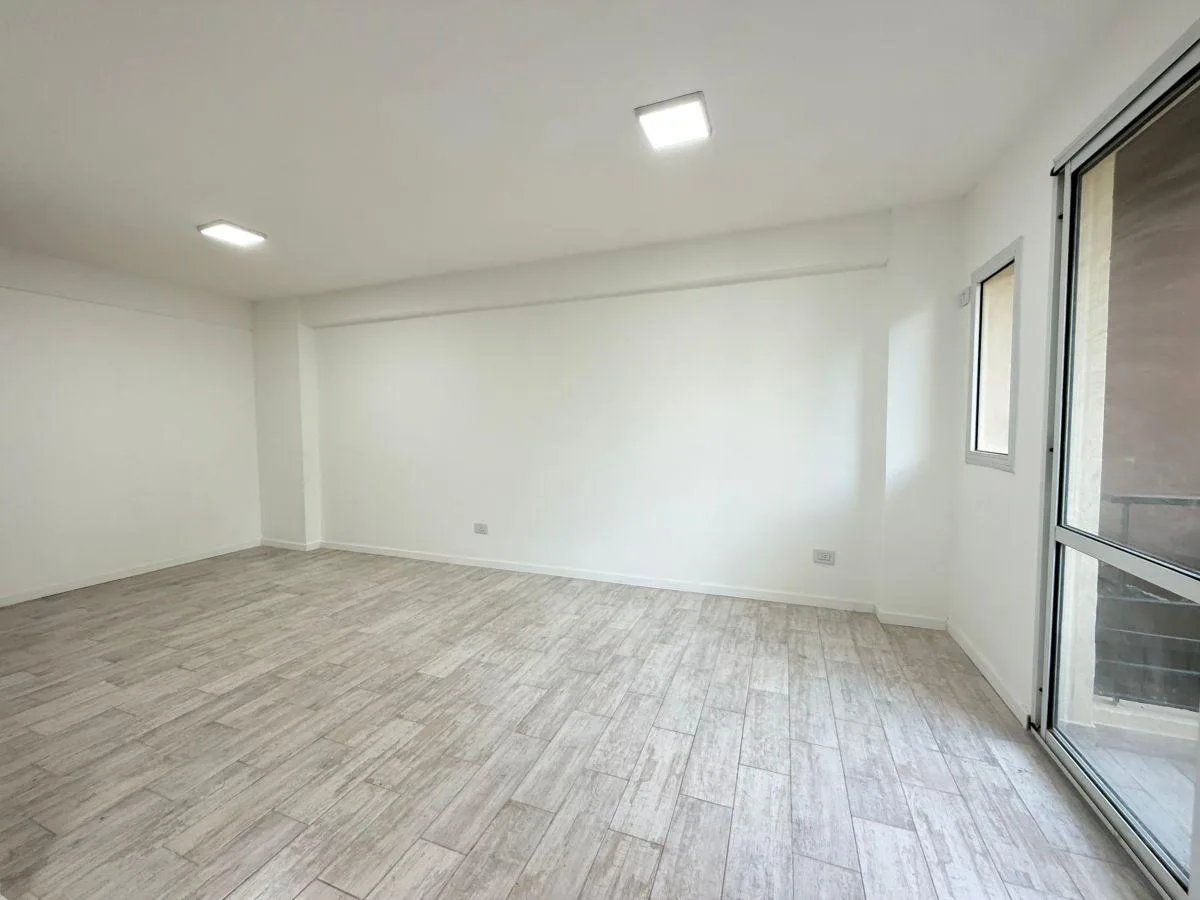 Квартира-студия в Lanús Oeste с балконом и парковочным местом