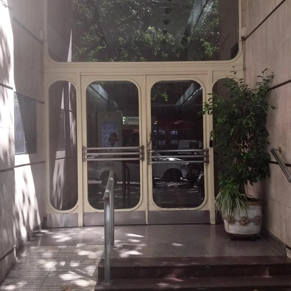 Kitnet mobiliada na Av. Mayo em Monserrat