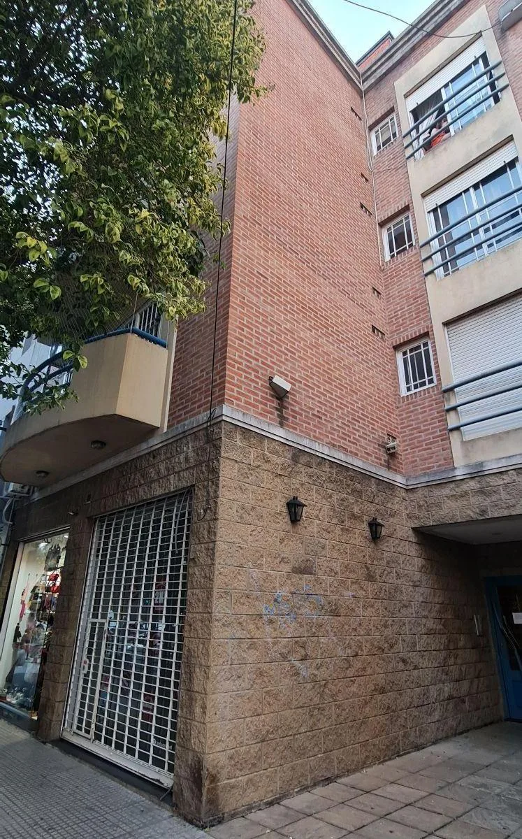 Street-facing two-room apartment with balcony in La Matanza