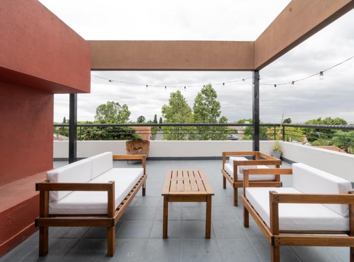 Apartamento em duas plantas com terraço privativo e vista para o rio em Martínez