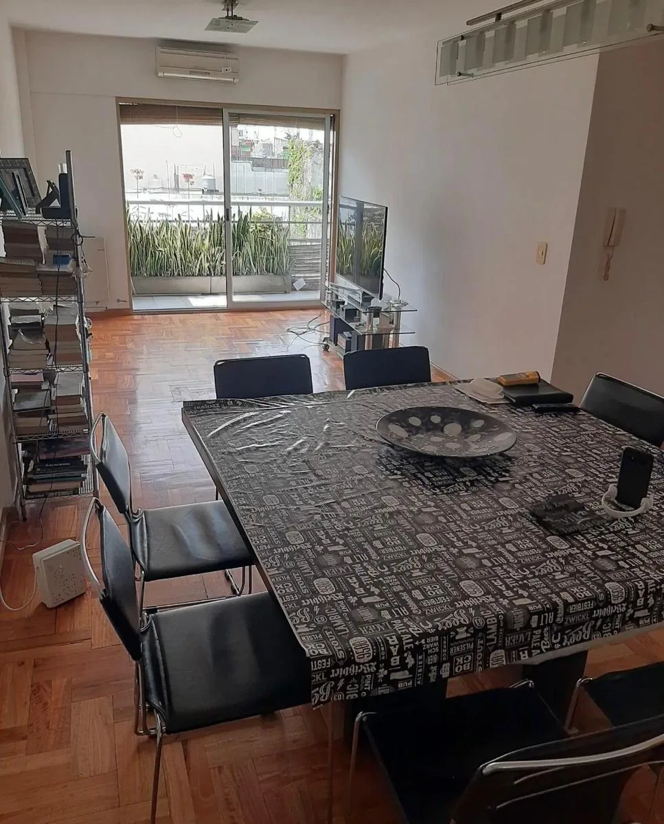 Meio andar de três ambientes com vaga de garagem em San Telmo