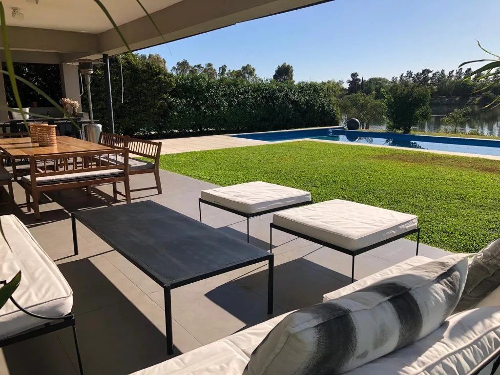 Modern four-bedroom house in Tigre, Laguna del Sol