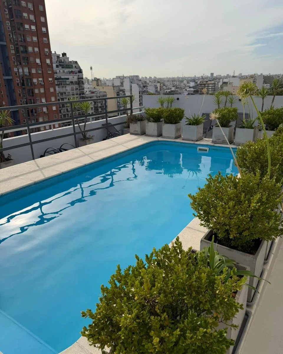 Monoambiente con vestidor y patio en alquiler en Flores