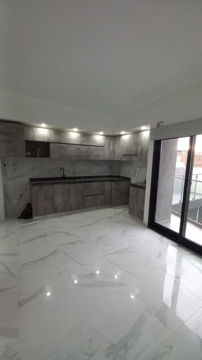 Apartamento de 2 ambientes com varanda e churrasqueira no Lanús