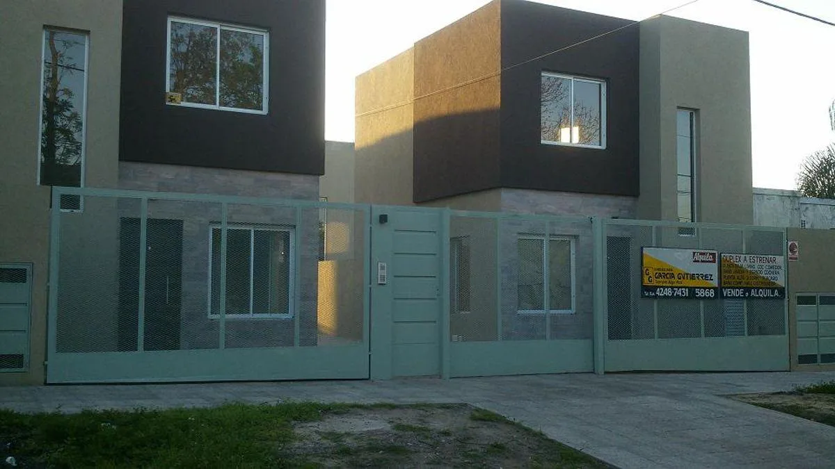 Two-bedroom duplex house in Lomas de Zamora with private parking and patio