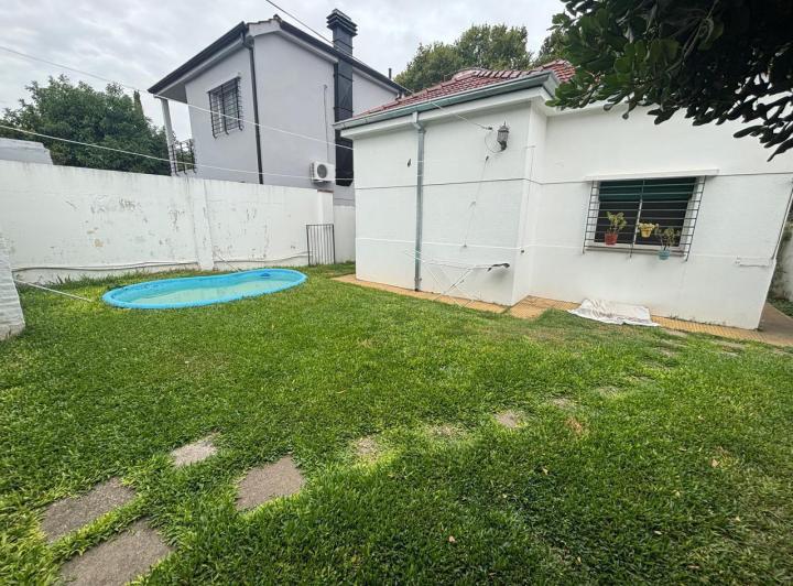 Casa com 3 dormitórios, jardim, quincho e piscina em Martínez