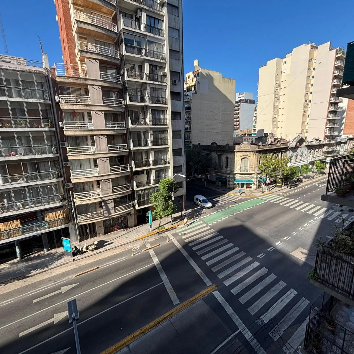 Monoambiente en alquiler al frente a la calle en Almagro