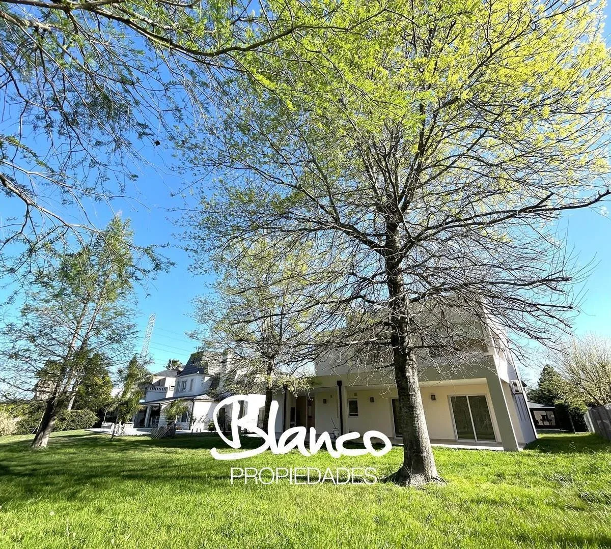 Unfurnished four-bedroom house in Septiembre, Escobar