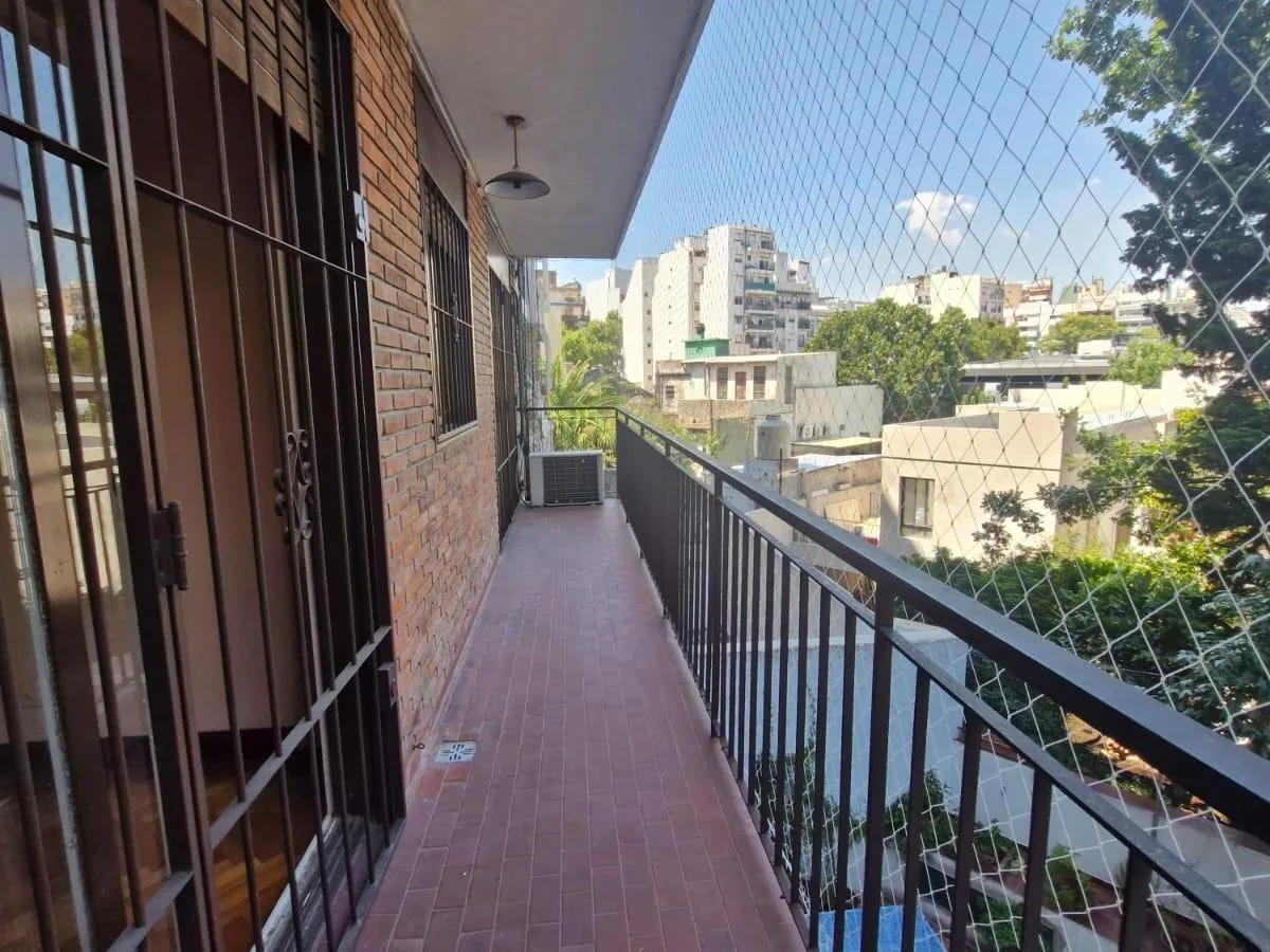 Apartamento de três ambientes com vaga fixa em Palermo