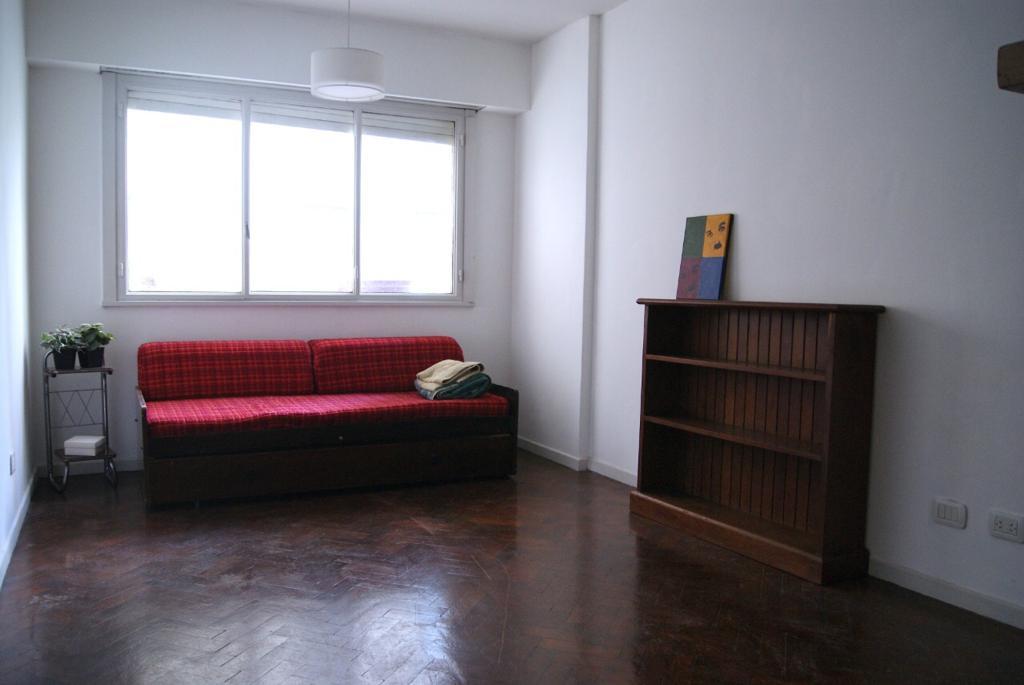 Студия 35 m² в San Nicolás, окна на улицу