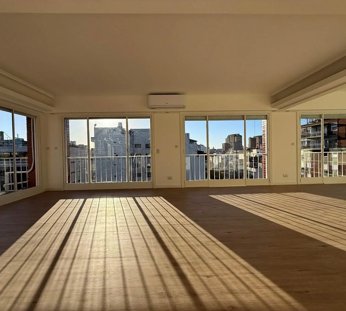 Apartamento de quatro dormitórios com varanda em Recoleta